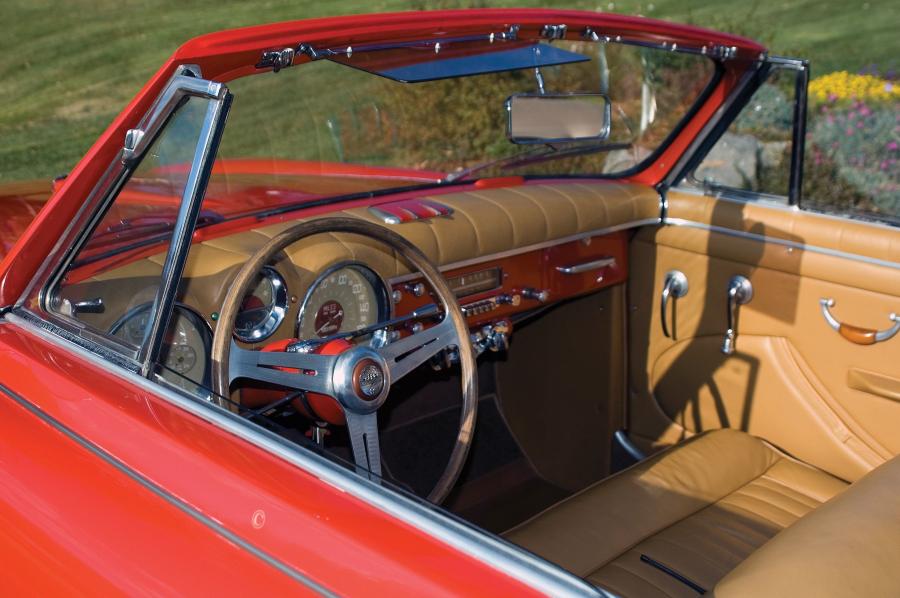 Интерьер Cunningham C-3 Cabriolet 1953 года  (фото 3 из 5)